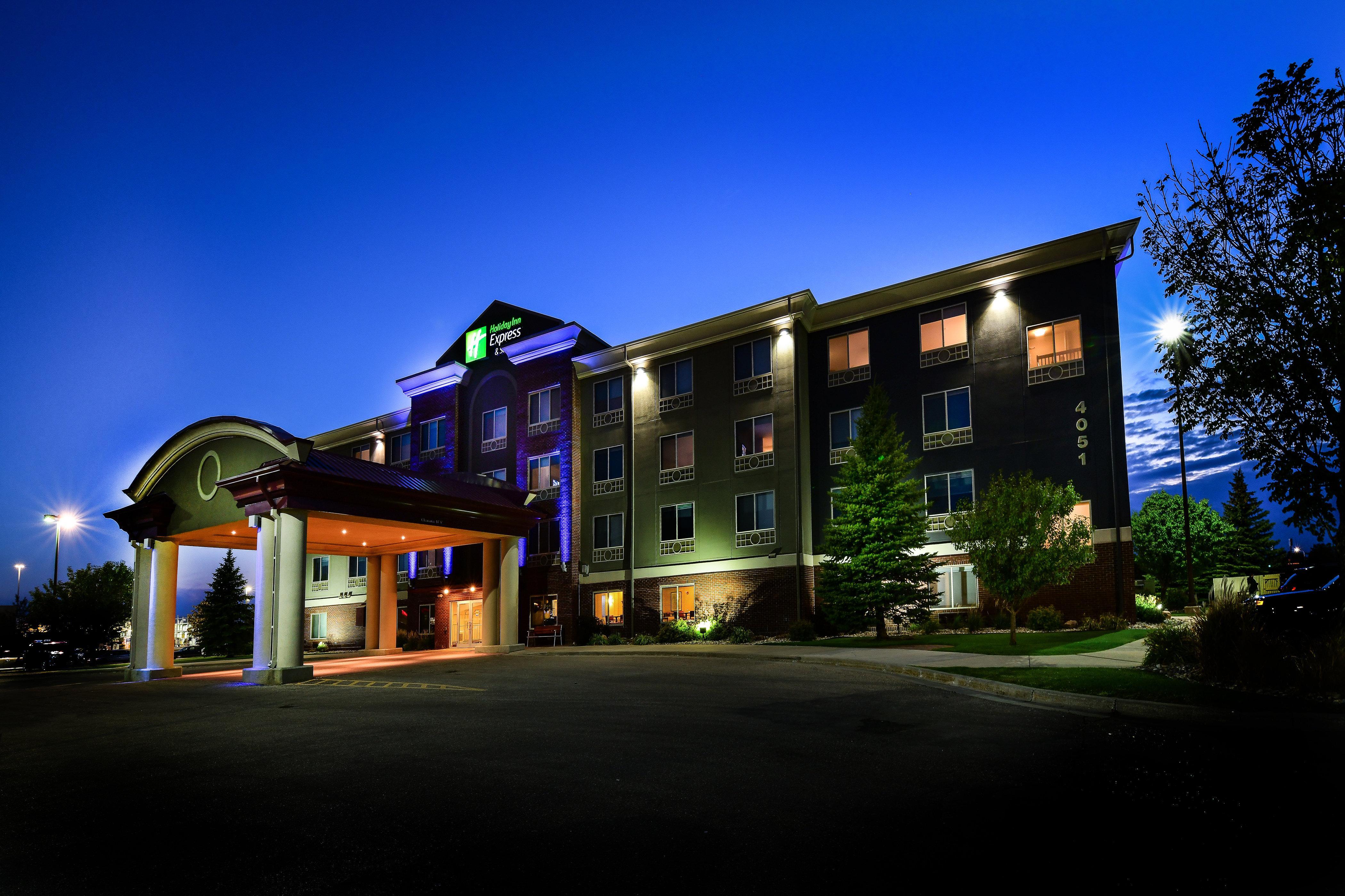 Holiday Inn Express Hotel & Suites Grand Forks, An Ihg Hotel Bagian luar foto