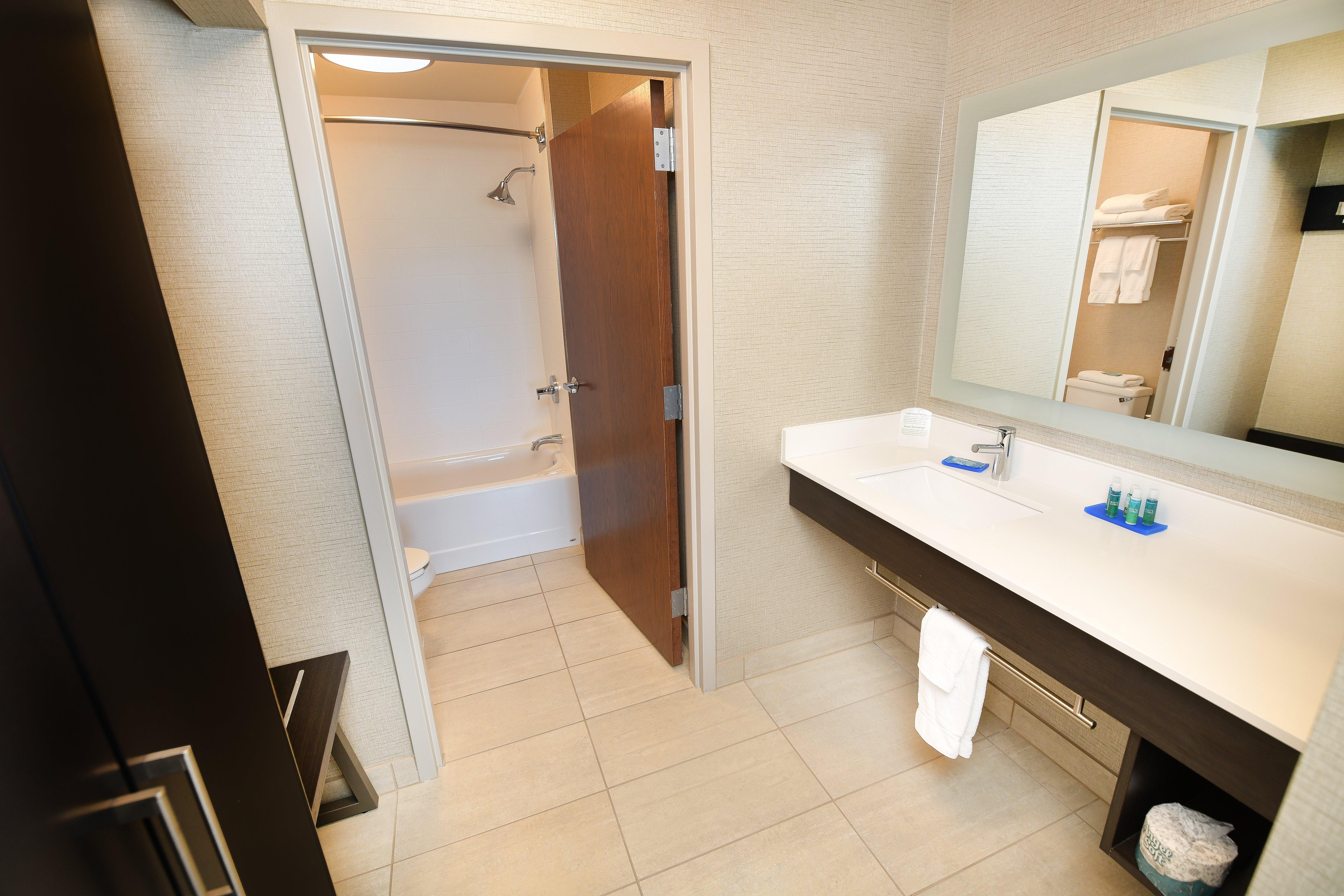 Holiday Inn Express Hotel & Suites Grand Forks, An Ihg Hotel Bagian luar foto